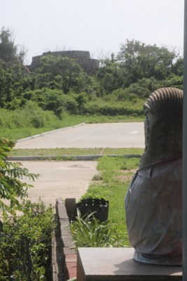 環境 2|章君祖|2012/6/24|：石獅前方面對圓形碉堡