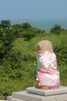環境 4|章君祖|2012/6/24|：外海有白色燈塔的小島為「北碇嶼」，果過去即面對該方向