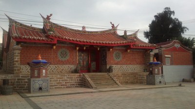 2012 年 11 月「龍鳳宮」重新整建完工，石獅暫置於相片最右側