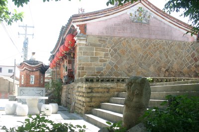2010 年 2 月石獅出土後放置於整修前「龍鳳宮」的位置