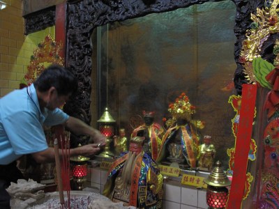 水碓福安宮主任委員開啟神龕玻璃門讓採訪員拍攝|許吉川拍攝|2012/06/15|