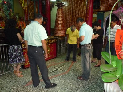 信徒們在媽祖面前用用擲茭方式選爐主