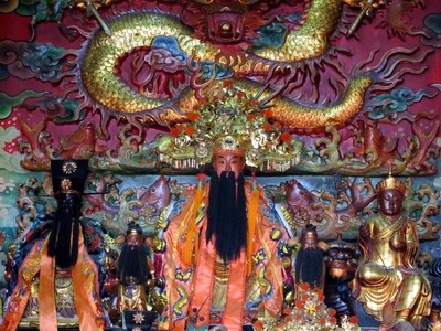 正殿中龕主祀城隍爺、地藏王菩薩、包府千歲