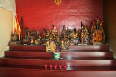 北院廟左廂殿左側信眾寄放的神像(陳進成拍攝－2011.08.02)