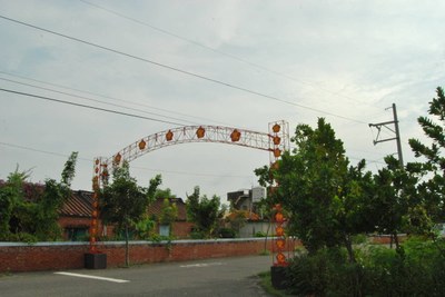 篤加聖帝廟路口牌樓(2011.09 吳明勳 拍攝)