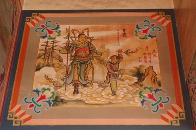 彩繪祈求吉慶在老廟三川殿前常見以石雕表現，只是沒寫上文字．