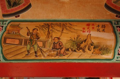 彩繪　吉瑞圖一般在古老的廟宇三川殿會出現．一邊拿芭蕉作出向上招風的姿勢，另一邊以一童子掃地狀．