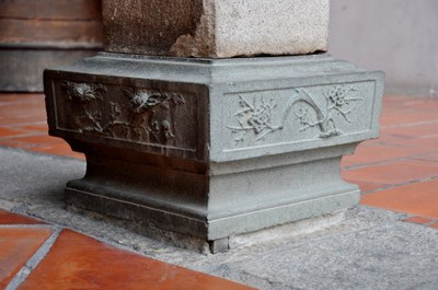方形柱礎上有浮雕，可表現石雕之美，其主要功用為隔離地面與柱子，以達到防潮與防腐的功用