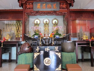 一樓寶殿供奉西方三聖 (1)|許淑惠|2012/7/10|