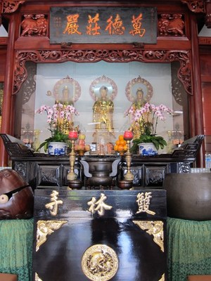 一樓寶殿供奉西方三聖 (3)|許淑惠|2012/7/10|