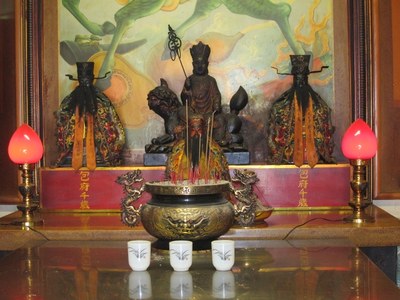 一樓正殿左奉祀地藏王菩薩、城隍尊神、包府千歲