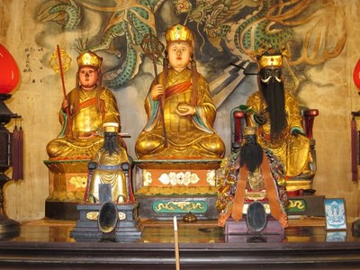 聚聖寶殿中龕主祀地藏王菩薩  
