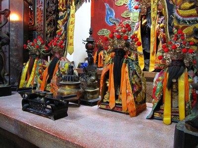 溫勝宮-正殿後排供奉神尊，由右至左：關聖帝君、池府千歲、觀音佛祖、朱府千歲、范府千歲