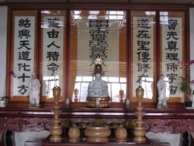 內殿供奉-明明上帝、彌勒佛堂(中)-觀音(左)-濟公(右)