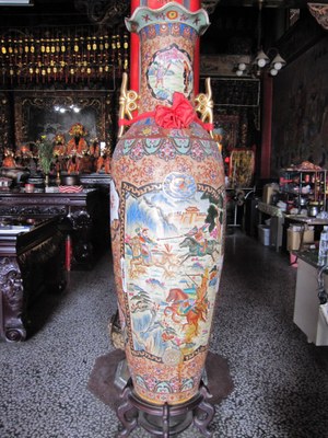  泰安宮裝飾大花瓶(左)